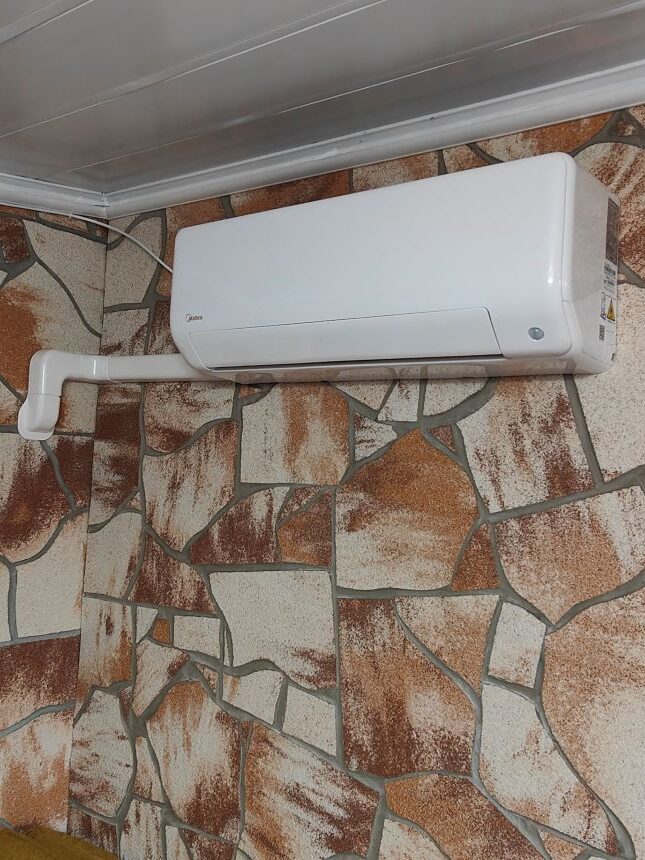 Midea All Easy Pro klímatelepítés Kálozon, egyedi falburkolaton kialakított csővezetéssel